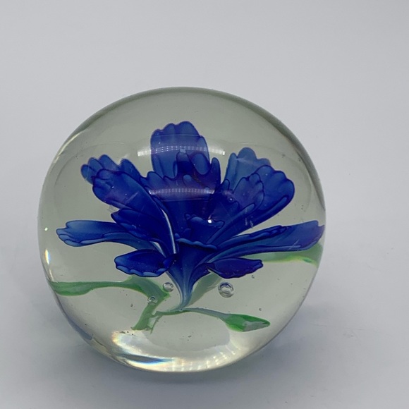 Beautiful Cobalt Blue & White Peony Handblown Art Glass Vintage Paperweight - Picture 4 of 9